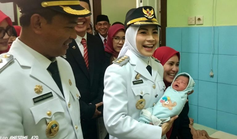 Bupati Serang Jenguk Bayi Baru Lahir di Momen HUT ke-81 RI, Diberi Nama Rachma Agustina
