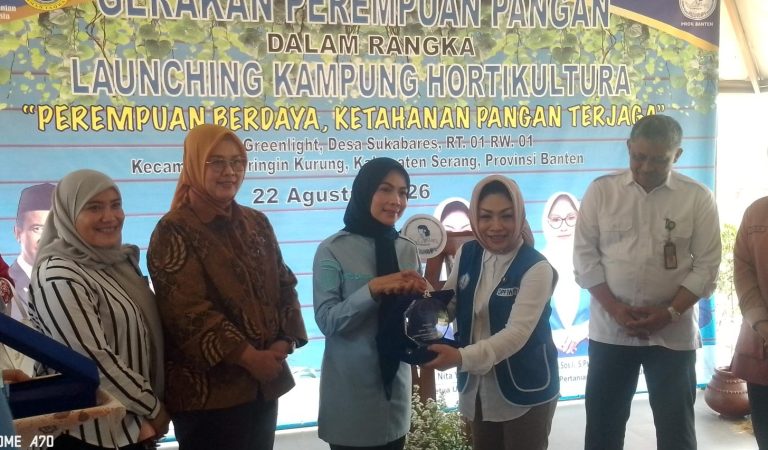 Ketum IWAPI Pusat Resmikan Kampung Hortikultura di Greenlight Garden Waringinkurung‎
