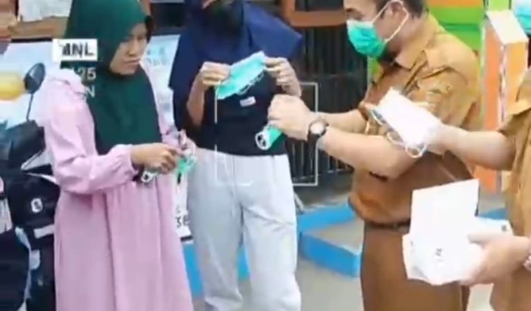 Dampak Erupsi GAK, Dinkes Kabupaten Serang Bagikan Masker di Kecamatan Anyer dan Cinangka
