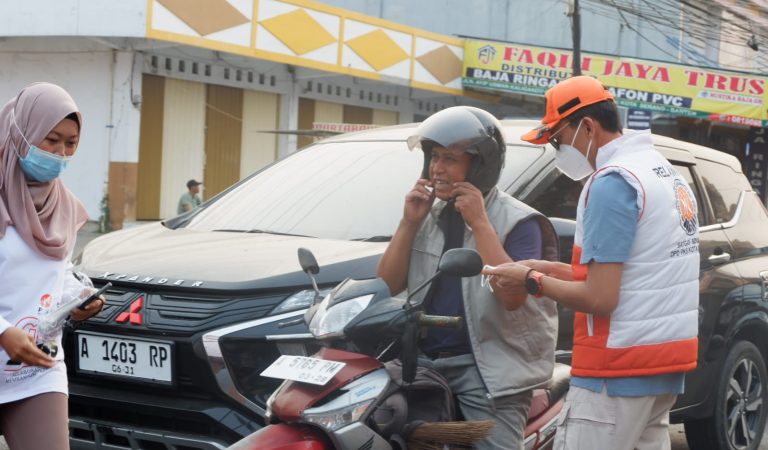 PKS Kota Serang Bagikan 500+ Masker KN95, Ajak Warga Waspada Dampak Abu Vulkanik