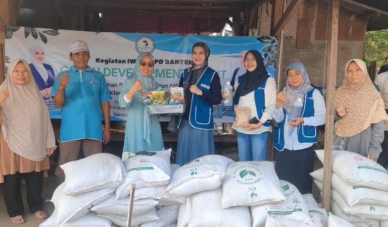 Dukung Ketahanan Pangan Nasional, IWAPI Banten Salurkan Pupuk ke Petani Cilegon