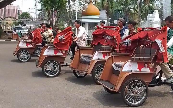 Ratusan Pembecak Jalani Pembekalan Materi dan Praktek Kendaraan Becak Listrik di Halaman Pendopo Bupati Serang